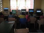 Schülerinnen und Schüler am Computer (Mai 2011)