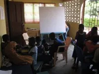 Marcel im Gespräch mit Kindern im Community Center Okorase